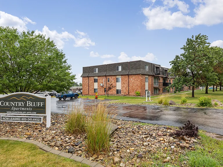 Country Bluff Apartments — Photo 33