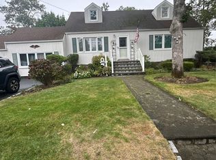 528 N Broome Ave, Lindenhurst, NY 11757