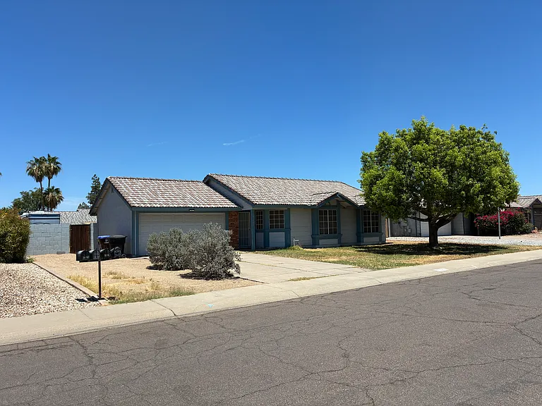 8208 W Columbine Dr — Photo 2