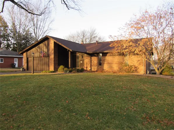 3208 Greenwood Ln, Godfrey, IL 62035