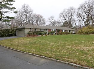 310 Foxhunt Cres, Syosset, NY 11791