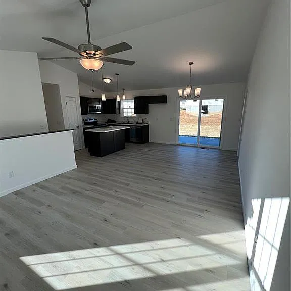 160 Rivers Edge Dr — Photo 2