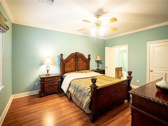 3rd image of 10 Lakeway Ct