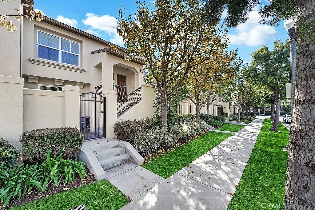 2 bed, 2.5 bath, 1180 sqft, $3,700 — Photo 1