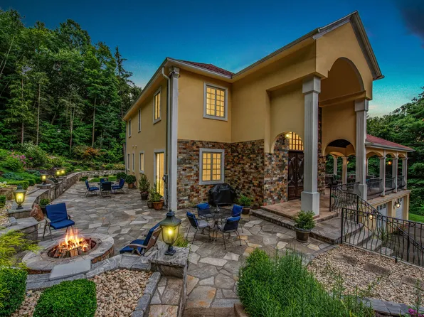 2 Barberry Lane, Farmington, CT 06032