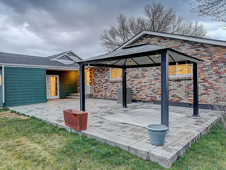319 Carter Ln — Photo 2