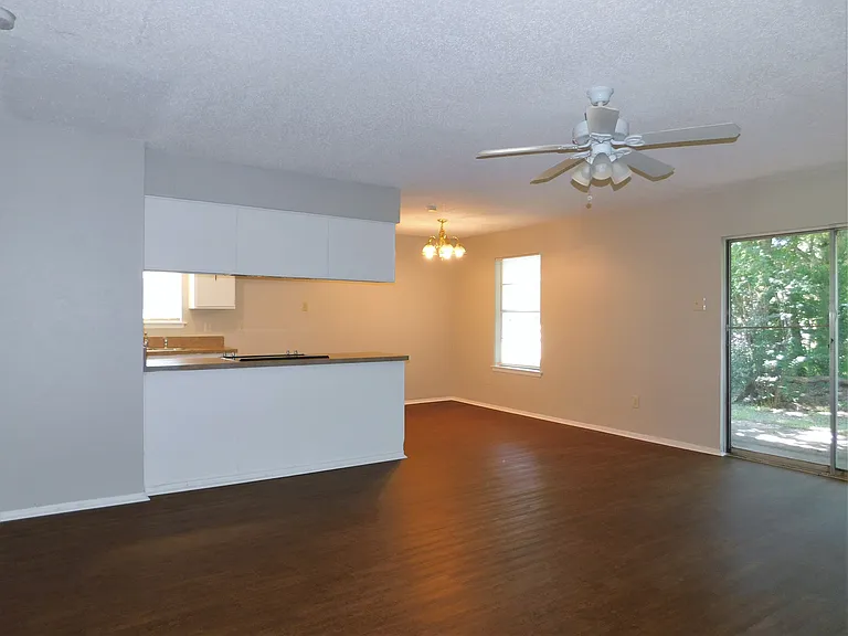 1401 Noble St — Photo 10