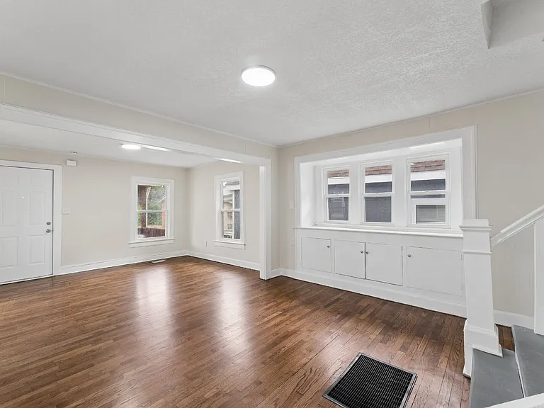 1049 Calvin St — Photo 10