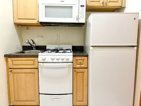 3rd image of 69 W 55th St APT 4B