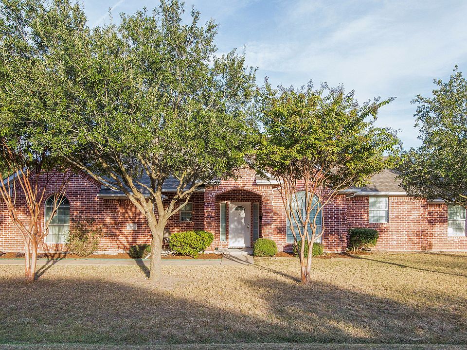 1st image of 300 Lindsey Ave