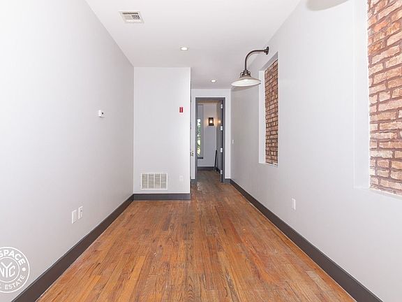 4th image of 542 Kosciuszko St APT 2L