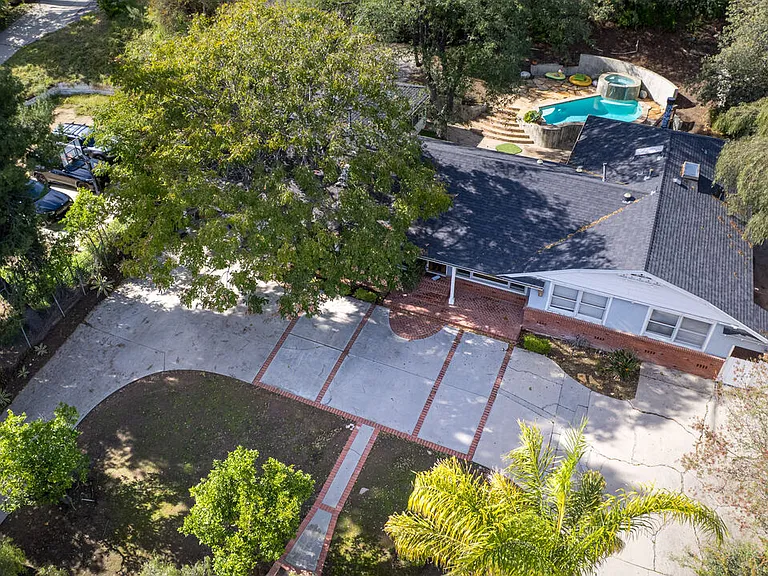 19439 Oxnard St — Photo 29