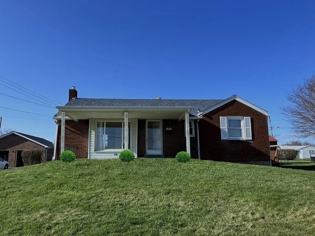1282 Meadow Dr photo 1