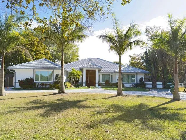 5928 NW 77th Ter