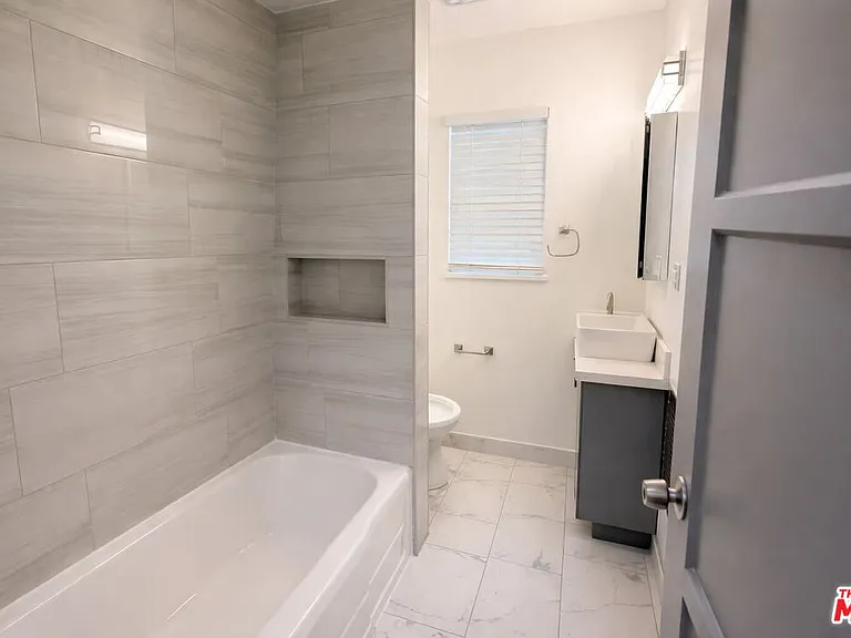 202 N Locust St — Photo 5