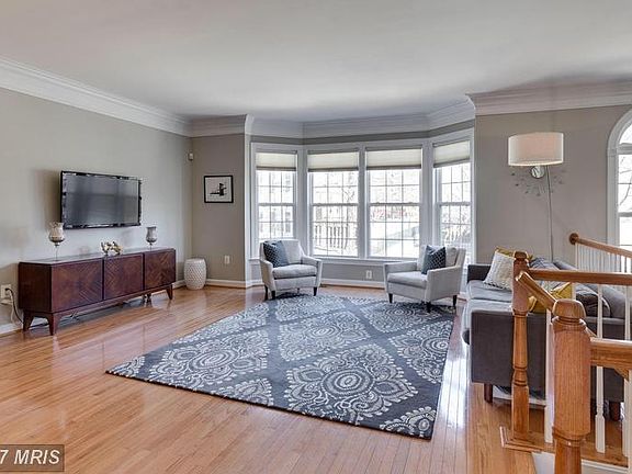 4th image of 8832 Royal Doulton Ln