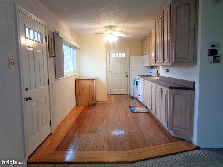 553 Doloro Dr — Photo 8