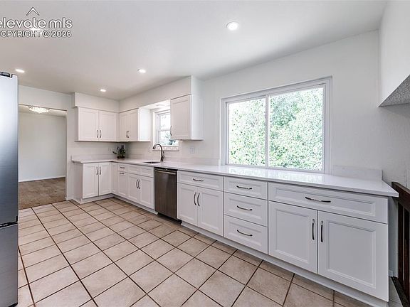 5th image of 465 Silver Spring Cir