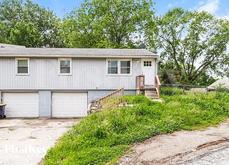 5044 N Bellaire Ave — Photo 1