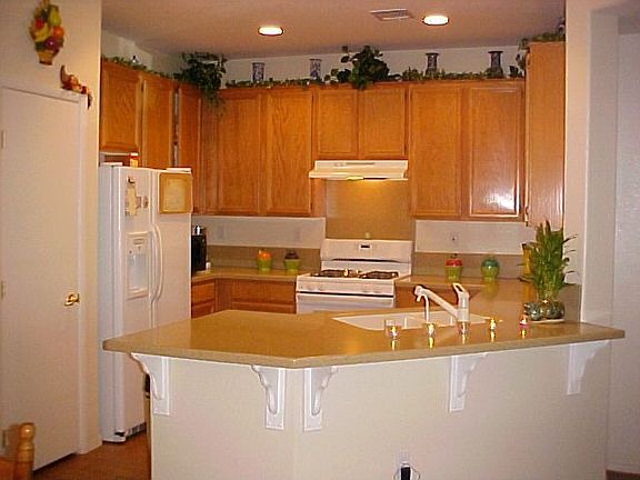 Gorgeous kitchen w/ corian 