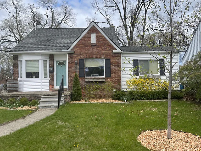 946 Pinecrest Dr — Photo 3
