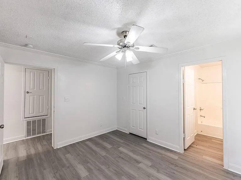 114 Varsity Dr — Photo 18