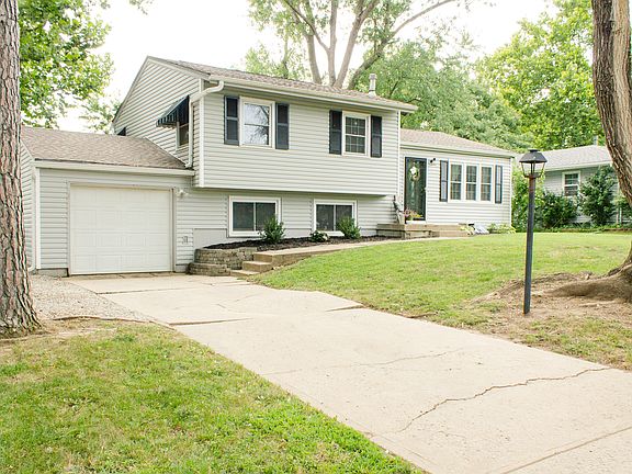 2nd image of 406 Monterey Ave