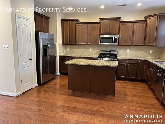 3rd image of 643 Highland Farms Cir