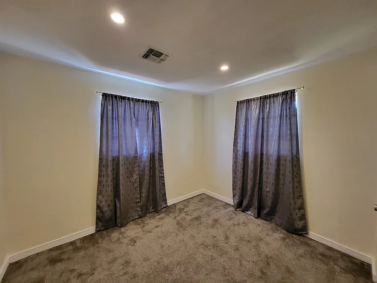 1040 N 27th Pl — Photo 93
