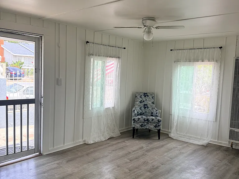 1718 Grove St — Photo 2