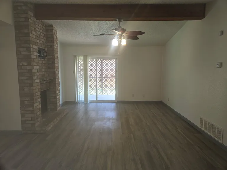 2007 Carousel Dr — Photo 2