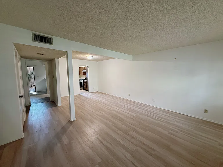 475 W Walnut St — Photo 30