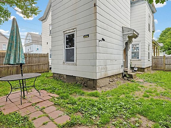 4th image of 35 Oak St