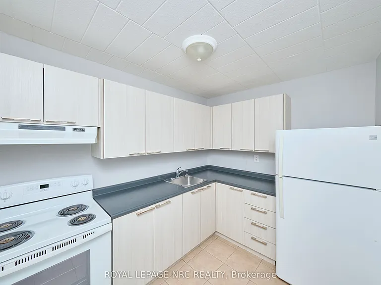 90 Woodlawn Rd #7 — Photo 8