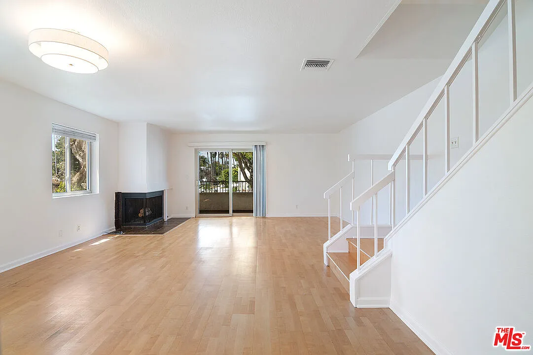 2 bed, 2.5 bath, 1301 sqft, $4,950 — Photo 4