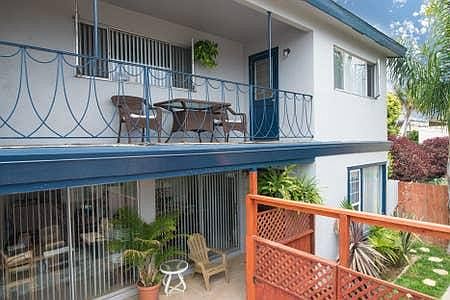 880 is the back townhouse. Very well maintained property.