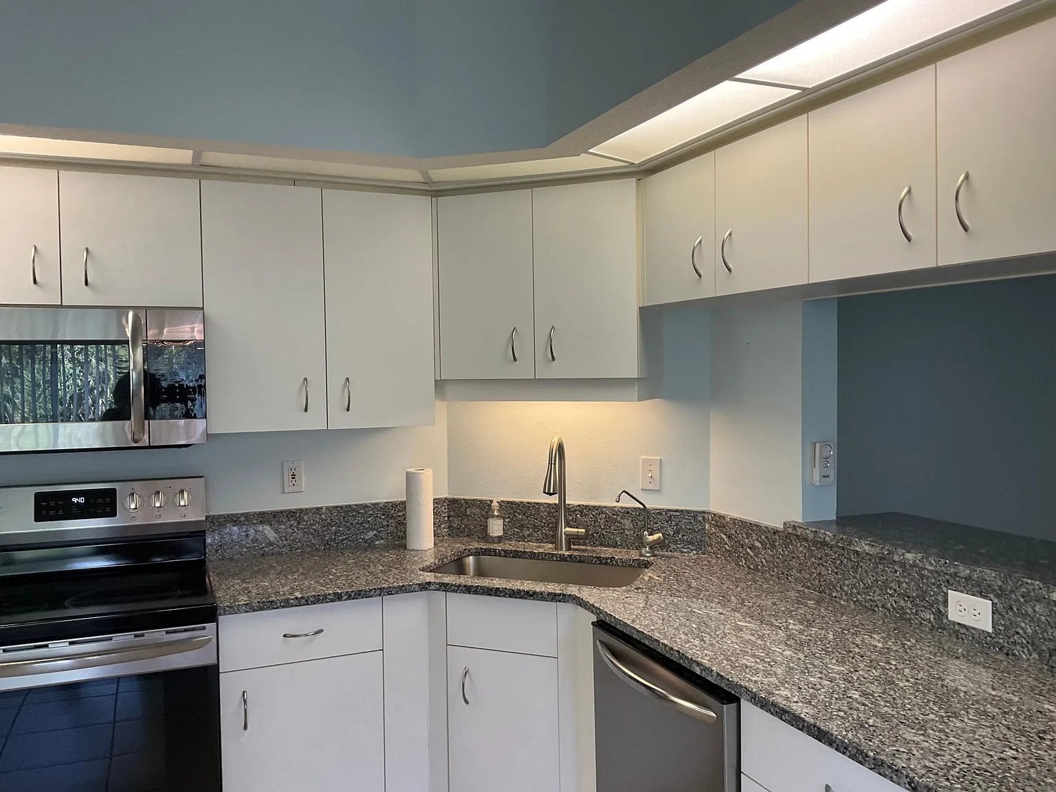 819 Montrose Dr — Photo 3