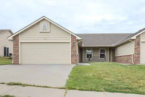 1809 Clover Dr Photo 1