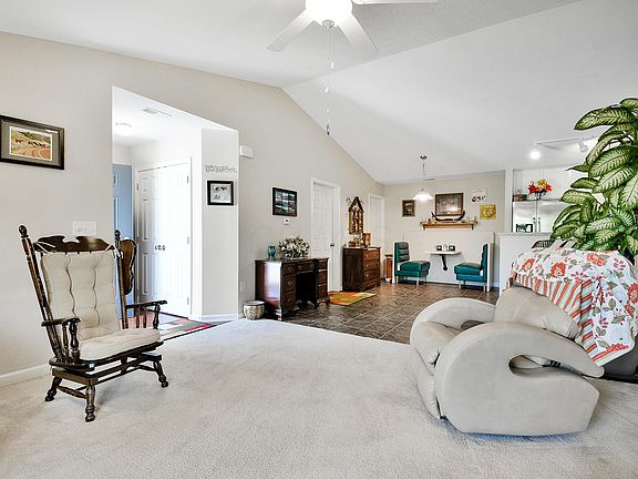 5th image of 967 Governors Cir