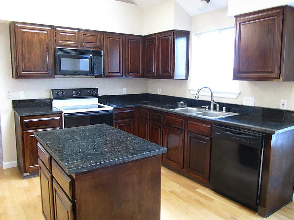 3 bed, 2.0 bath, 1792 sqft, $2,000 — Photo 3
