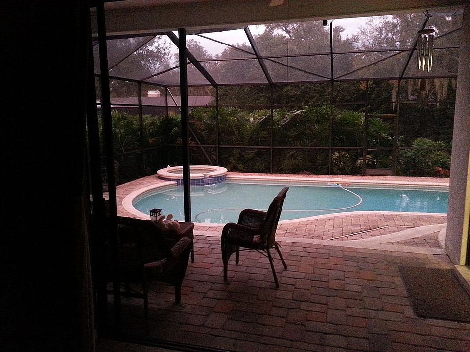 Pool w/ hot tub