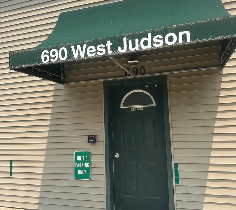 690 W Judson St #8