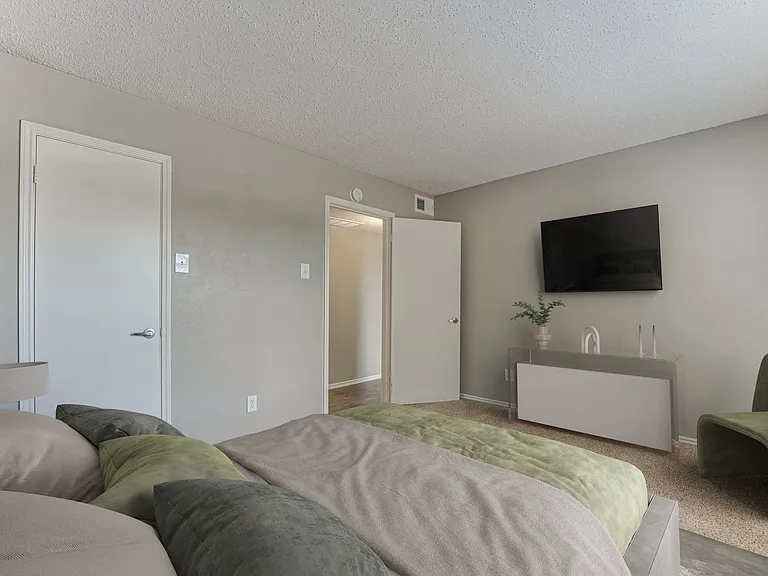 The Manhattan Apartments — Photo 15