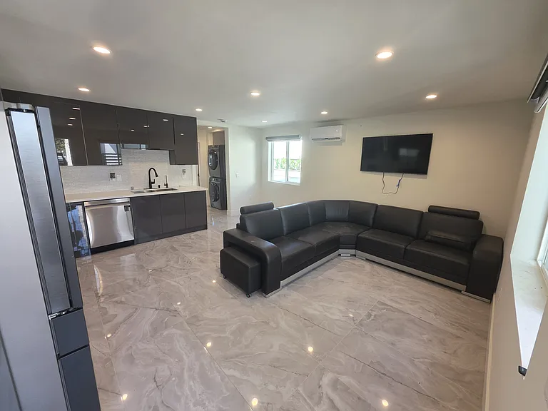 525 Stanford Rd — Photo 2