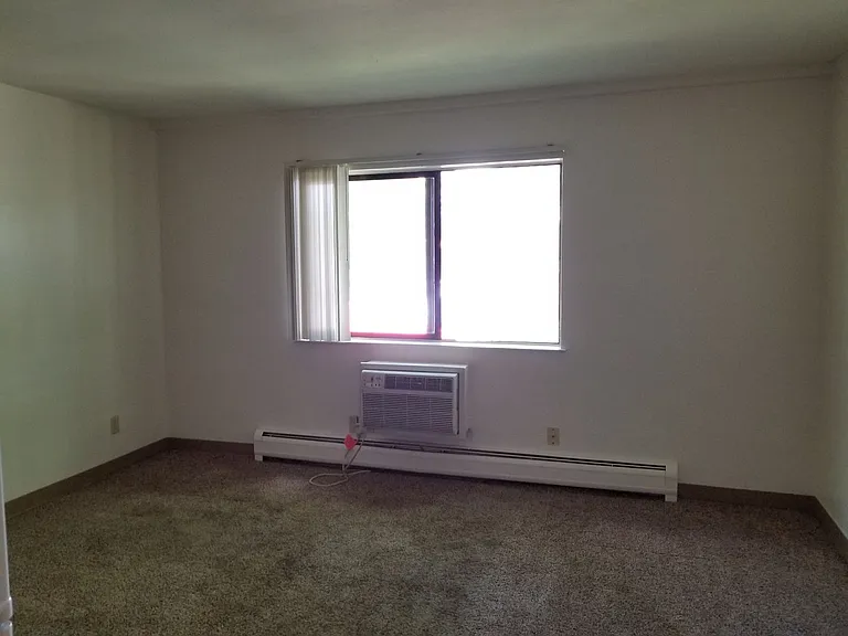 Studio Available Now! ~Blocks from the Capitol Square~ — Photo 5