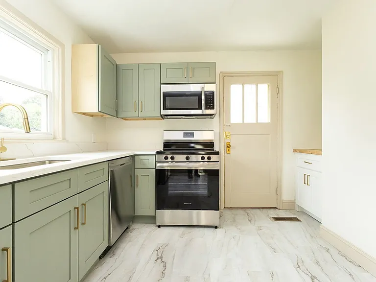 825 Henderson Ave — Photo 4