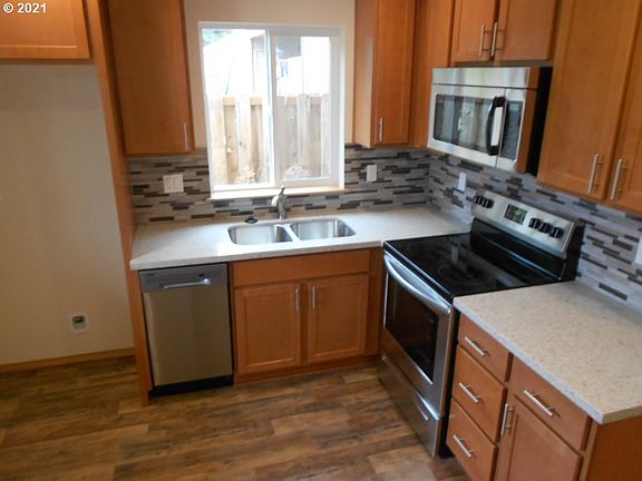 4th image of 7949 SE Glencoe St #15