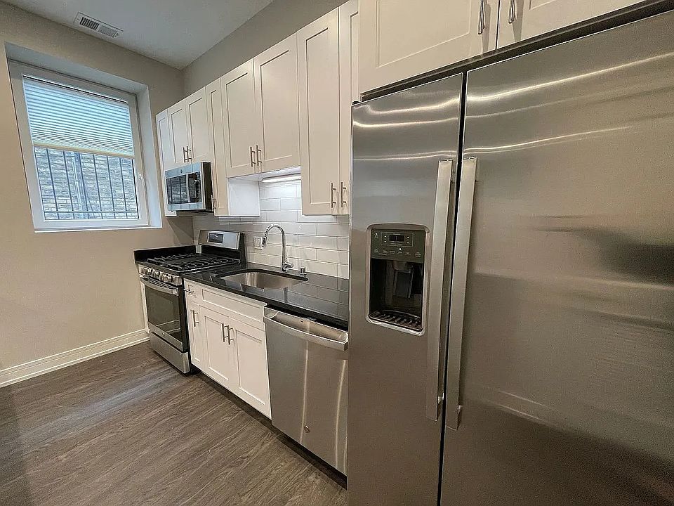 Photos showcases a similar unit in the building. Actual unit may vary.