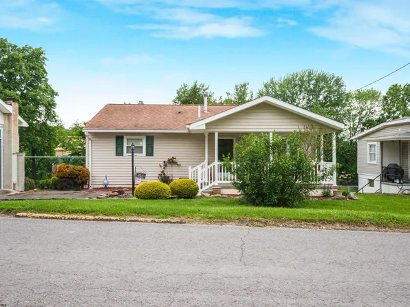 208 Savannah St, Westover, WV 26501