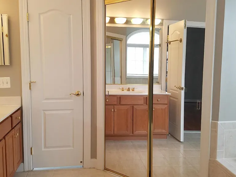 1619 Seneca Ave — Photo 22